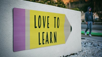 Alt - Love to Learn (Unsplash.com - Tim Mossholder)